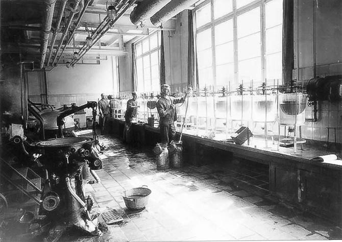 Pierwsza, wielka Fabryka hormonw we Frankfurcie rozpocza produkcj insuliny we wrzeniu 1926 roku.