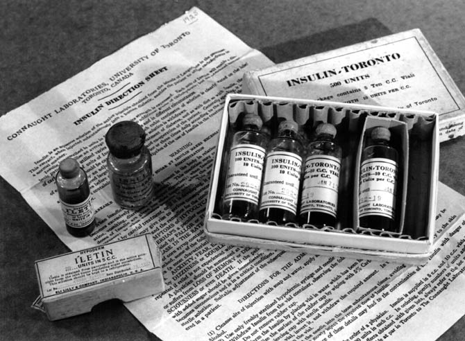 Zdjcie przedstawiajce zestaw insuliny w innowacyjnym opakowaniu zbiorczym. Zdjcie z lat 30-40-tych, XX wieku. Zdjcie udostpnione za zgod Thomas Fisher Rare Book Library