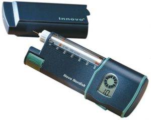 Wyświetlacz Innovo® jest duży i przejrzysty, co pozwala na łatwe odczytanie wybranej i podanej dawki insuliny.
